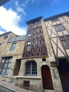 un edificio con una torre alta encima en Le Chêne: medieval district city centre, en Poitiers