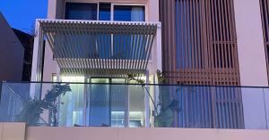 odbicie balkonu w szkle budynku w obiekcie 3M Villa, Green Coast Resort w mieście Palasë