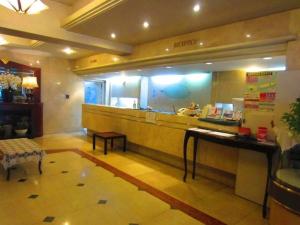 een restaurant lobby met een bar en een restaurant bij Urban Hotel Nihonmatsu - Vacation STAY 78339v in Nihommatsu