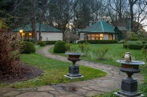 Garden sa labas ng Moulton Park Estate - Cottages