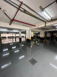 an empty parking garage with a floor with a drain at Play Hotel Águas Claras in Taguatinga