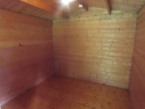 um quarto vazio com paredes de madeira e pisos de madeira em -be- Kita Karuizawa Camp Field - Vacation STAY 42270v em Kita-karuizawa