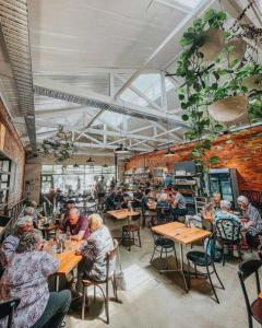 a group of people sitting at tables in a restaurant at Echuca Nirebo Motel in Echuca