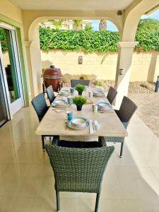 drewniany stół i krzesła na patio w obiekcie Villa Marion w mieście San Fulgencio