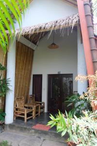vistas al porche delantero de una casa en Edelweiss Homestay, en Kuta Lombok