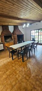une grande salle à manger avec une table et des chaises dans l'établissement Cabañas Matices, à El Calafate