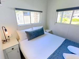 Kalaru Holiday Park客房内的一张或多张床位