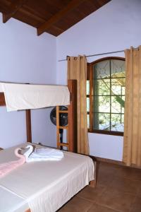 1 dormitorio con 2 literas y ventana en Osa House - Drake Bay, en Drake