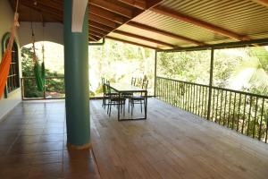 un porche con mesa y sillas en Osa House - Drake Bay, en Drake