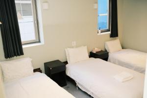 Postel nebo postele na pokoji v ubytování ホテルハーバー心斎橋