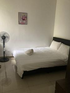 Schlafzimmer mit einem Bett mit weißer Bettwäsche und einem Ventilator in der Unterkunft SmileHome - Palas Horizon Residence 3R2B Homestay in Brinchang