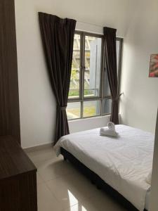 ein Schlafzimmer mit einem Bett und einem Fenster in der Unterkunft SmileHome - Palas Horizon Residence 3R2B Homestay in Brinchang