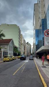 eine Stadtstraße mit am Straßenrand geparkt in der Unterkunft Apartamento no Flamengo, excelente localização. in Rio de Janeiro