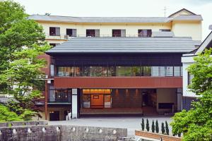 una casa con techo negro en Tateshina Shinyu Onsen, en Chino