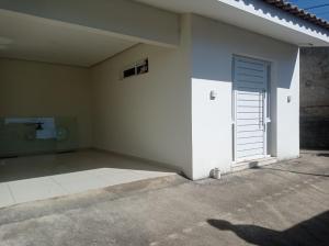 een witte kamer met een deur en een raam bij Casa de Esquina Nova in Garanhuns
