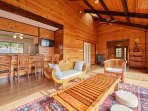 奄美的住宿－Villa AdanRose Amami - Vacation STAY 06112v，客厅配有沙发和桌子