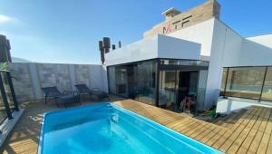 a swimming pool on the roof of a house at Cobertura Palmas in Governador Celso Ramos