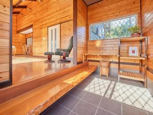 奄美市にあるVilla AdanRose Amami - Vacation STAY 06112vのデスクと椅子が備わる客室です。