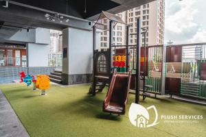 una zona de juegos con un parque infantil con un columpio en MyHabitat KL by Plush Services, en Kuala Lumpur
