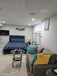 un soggiorno con un divano e un letto di Amazing cozy fully private studio a London