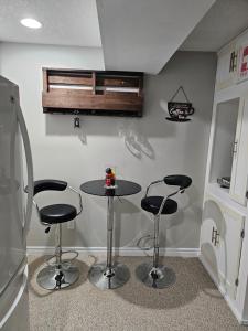 una cucina con tavolo e 2 sgabelli da bar di Amazing cozy fully private studio a London Altre 5 foto