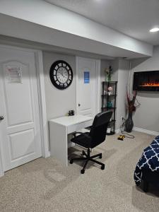 Camera con scrivania, sedia e orologio di Amazing cozy fully private studio a London