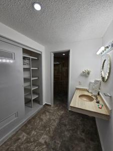 アカプルコにあるApartamento Torres gemelasの洗面台と鏡のあるバスルーム