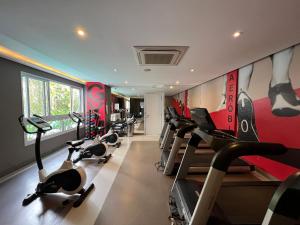 - une salle de sport avec des tapis de course et des vélos d'exercice dans l'établissement MH 20206 - Lindo Studio com AC/Wi-Fi/Cama Queen, à São Paulo