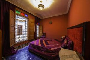 1 dormitorio con cama y ventana en Riad Scalia Traditional Guesthouse Fes Morocco, en Fez
