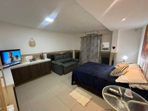 1 dormitorio con cama, sofá y mesa en Casa com 03 quartos proximo a rodoviaria, en Uruguaiana