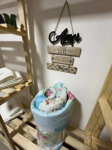 a basket with a sign that says love and a sign with at Casa com 03 quartos proximo a rodoviaria in Uruguaiana