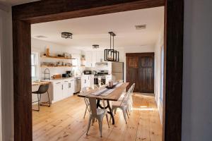 eine Küche mit Tisch und Stühlen in einem Zimmer in der Unterkunft Very Cozy, 2 Bedroom Farmhouse Apartment 2nd FL in Lancaster