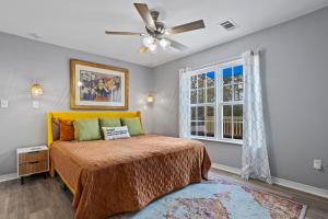 una camera con letto e ventilatore a soffitto di Waterfront Home with Pool, Hot Tub and Game Area a Shoreline Park