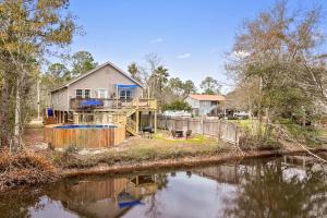 una casa seduta sul fianco di un fiume di Waterfront Home with Pool, Hot Tub and Game Area a Shoreline Park