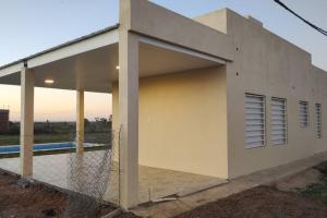a detached house with a large garage at Casa en Gualeguaychú in Gualeguaychú