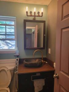 een badkamer met een wastafel en een spiegel bij Rock Pad AirBnB in New Haven