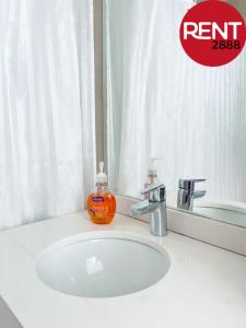 un lavabo con una botella de jabón naranja. en Rent Balcarce en Buenos Aires