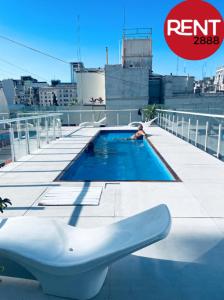 una persona en una piscina en la parte superior de un edificio en Rent Balcarce en Buenos Aires