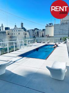 una piscina en la azotea de un edificio en Rent Balcarce en Buenos Aires