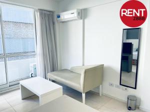 sala de estar con silla y espejo en Rent Balcarce en Buenos Aires