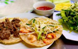 um prato de comida com carne, esparguete e molho em Hòa Lợi Hotel em Quy Nhon