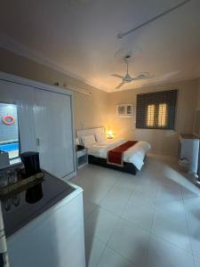 Habitación de hotel con cama y baño en شاليهات هدوء الشاطئ لبيوت العطلات en Ar Rukūbah