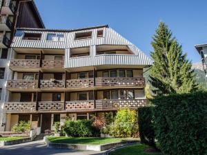 an apartment building with balconies and trees at Appartement Chamonix-Mont-Blanc, 3 pièces, 4 personnes - FR-1-343-251 in Chamonix-Mont-Blanc