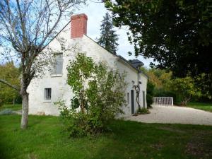 una vecchia casa bianca con un camino di mattoni in cima di Maison rénovée du XVIe, jardin clos, proche de la Loire et châteaux, tout inclus, équipements complets - FR-1-381-562 a La Chapelle-sur-Loire Altre 10 foto