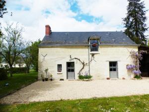 una casa di mattoni bianchi con una finestra e un balcone di Maison rénovée du XVIe, jardin clos, proche de la Loire et châteaux, tout inclus, équipements complets - FR-1-381-562 a La Chapelle-sur-Loire