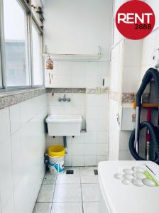 baño pequeño con lavabo y ventana en Rent Honorio Pueyrredón en Buenos Aires