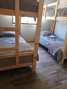 Двуетажно легло или двуетажни легла в стая в Casa de campo cerca del mar