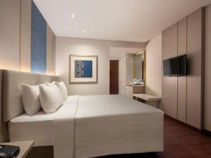 TV a/nebo společenská místnost v ubytování Hotel Santika Premiere Gubeng Surabaya