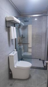 y baño con ducha, aseo y ducha. en Guilin Meishe Homestay en Guilin