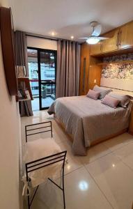 Un dormitorio con una cama grande y una ventana en Apartamento Praia Barra da Tijuca -Acolhedor e Confortável, en Río de Janeiro